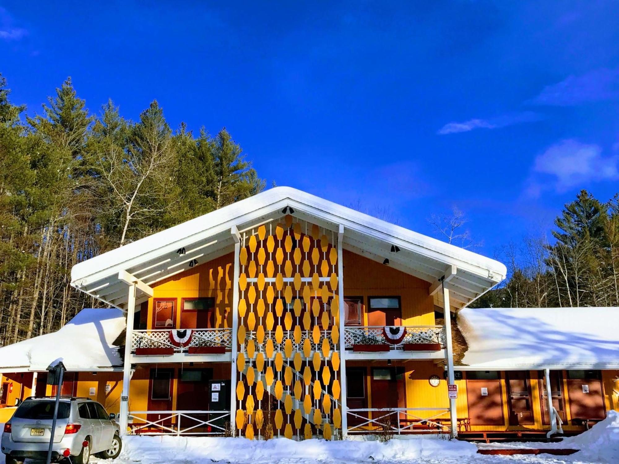 Snowdon Chalet Motel Londonderry Экстерьер фото
